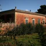 Attraverso una stradina secondaria, alle spalle di Meo Evoli, scopriamo una terza villa patrizia che non � possibile vedere dalla via principale, celata com�� da alti arbusti. Si tratta di Villa Brescia�Simone Veneziani. All�esterno si presenta molto sobria, di un colore rosso che, sbiaditosi col tempo, � finito con l�avvicinarsi sempre pi� all�arancione